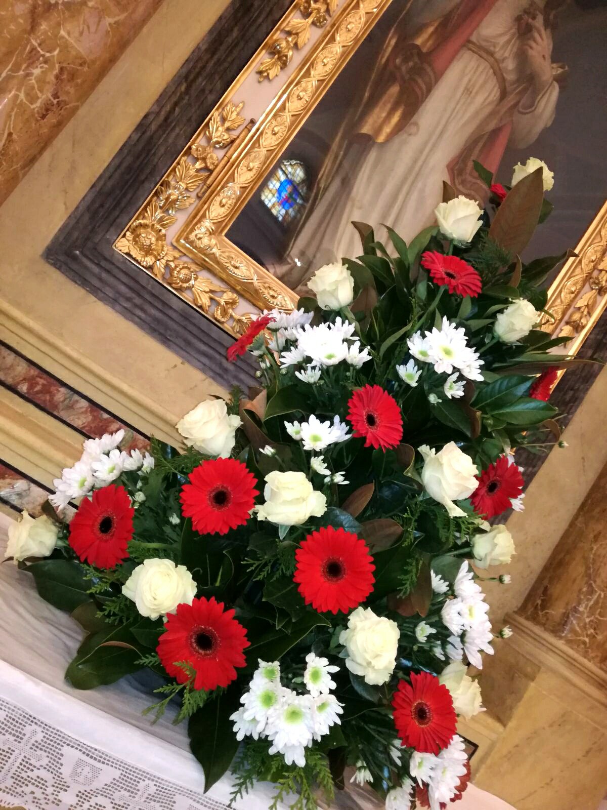 06 Allestimento Matrimonio Composizione Piramide Rose e Gerbere Rosse e Bianche Fioreria Bruseghini Besenello Trento